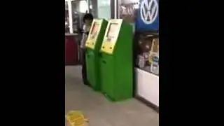 Парень выиграл деньги в автоматы