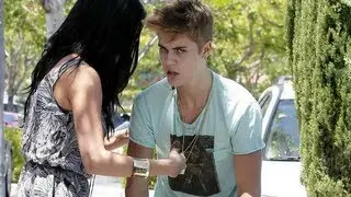 Justin & Selena, Justin Bieber punches Paparazzi, 
