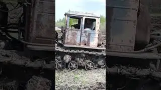 Старый Трактор Т-74 тяжело трогается с места с нагрузкой