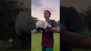 Quando o goleiro esquece a luva