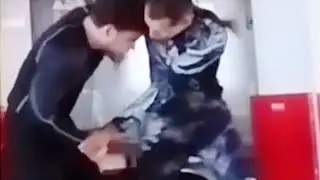 Соперник на спине, все ещё опасен// The opponent on the ground is still dangerous