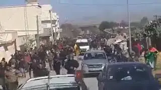 لحظة الهجوم على حافلة #النجم #الساحلي عند دخولها مدينة العلاء بالقيروان