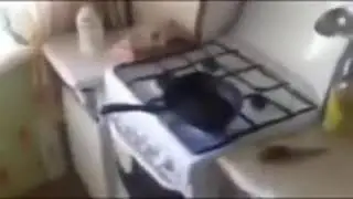 Что будет если брызнуть водой в кипяченное масло. Жмых эффект