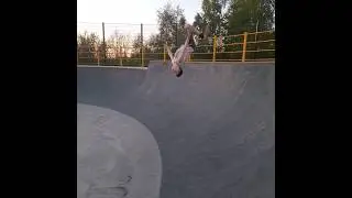 Сделал сальтуху от квотера в скейт-парке, но только без скейта 🤯🤯🤯🫣🤔🤨🫡