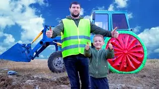 У папы на тракторе спустило колесо. Дамир приехал ему на помощь.