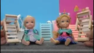 Elsa and Anna toddlers paint and decorate sunbeds for summer