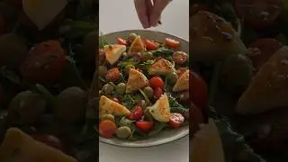 Салат с жареным халуми, рецепт в описании 