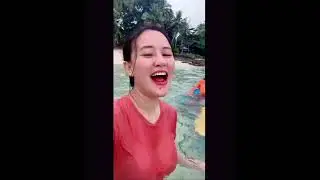 Teteh cantik berenang di pantai