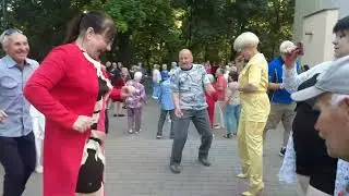 Сладкая 😋ягода.Марат Матевосян.В Гомельском парке. 28.05.2023.