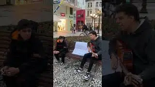 ELA ESTAVA TENDO UM DIA RUIM ENTÃO SENTOU ESCUTAR UMA MÚSICA! #vitorpessaia