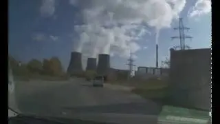 Маленький смерч набросился на автомобиль