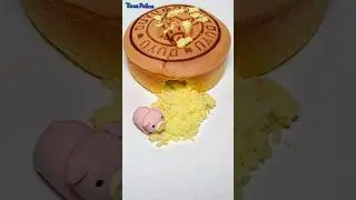 Peppa Pig eats pie greedily
