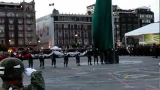 Ceremonia para arriar la Bandera en el centro de la Ciudad de Mexico
