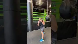 Нырок под правую руку → левый боковой в печень 