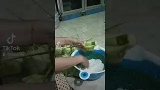 H-1 idul fitri 1444H. membuat ketupat