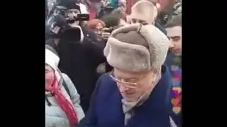 Крепостные , холопы . Владимир Вольфович Жириновский раздает деньги на Красной площади.