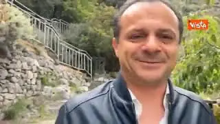 Cateno de Luca vince le elezioni a Taormina e si commuova al telefono con la madre