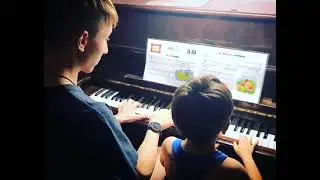 Серафим играет на фортепиано