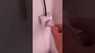 Как вставить вилку в розетку 