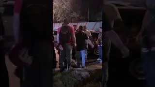 მომიტინგეები არ ატარებენ მანქანას, რომელშიც ფეხმძიმე ქალი ზის.