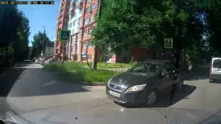 Как можно ТАК влететь на тихой улице с лежачими полицейскими?