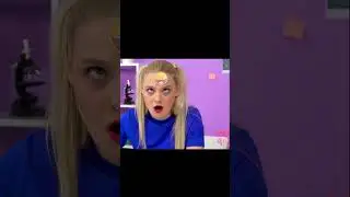 Этот парень наклеил на лоб стикер с девушками.