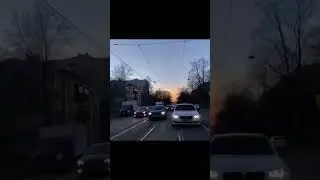 Выжимаю полный газ двигайся в такт детка ты айс по трассе мы катим