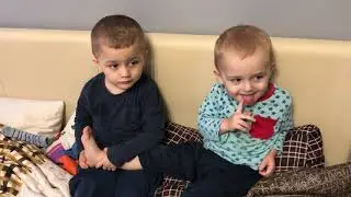 Старший брат делает массаж ступней Стиву