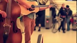 Акустическая гитара и контрабас. Уличные музыканты