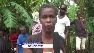 Bishop Fanfan distribye anvlòp ki gen lajan ameriken bay viktim tranblemand tè 14 Out yo