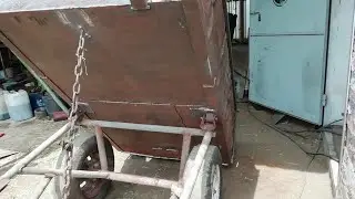 Самосвальная телега для навоза из ржавых бочек времен СССР.
