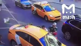 Москвада кыргызстандык таксист адамдарды сүзүп кетти