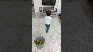 Tuna topları renklerine göre ayırıyor. Renk oyunu. Eğlenceli oyunlar.