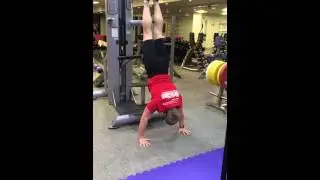 Отжимания в стойке на руках