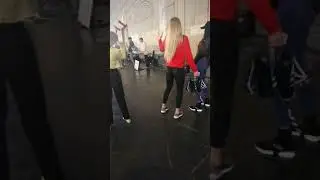 "На лабутенах". Уличная версия.