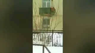 Пенсионер инвалид добирается к себе в квартиру на самодельном лифте