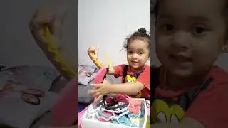 Naluri Cewek, Bingung Pilih Bando Yang Mana