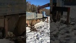 Весна пришла, болото не дремлет #kamaz #камаз #манипулятор #снег #застрял #болото