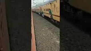 हमारे देश के असली खतरों के खिलाड़ी#shorts #indianrailways #shortfeeds #train