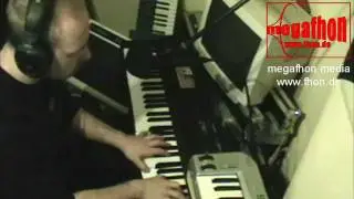 ... auch mal Klavier üben :D
