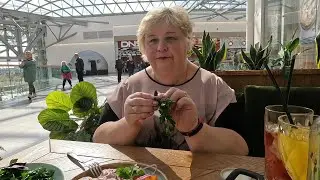 В праздничный день гуляем по торговому центру  . Зашли отведать Грузинскую кухню.