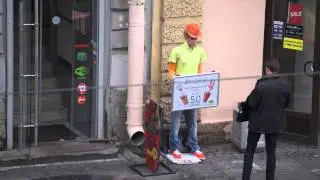 Трудно быть манекеном.