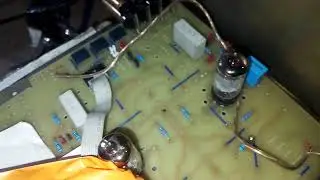 Prototype preamplifier tabung dengan microcontroller dan tampilan LCD 20×2.