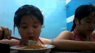 Cellenge makan Mie Pake Mermaid Di Kolam Renang aheHeHeHeHe
