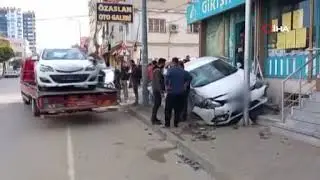 Adana'da sollamak isterken araca çarptı, kaldırıma çarparak durabildi