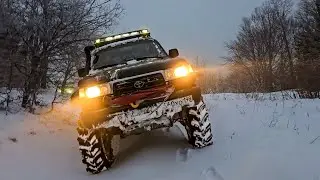 Едут ли трактора в глубоком снегу?
