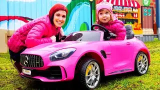 Video e canzoni educativi per bambini. Al parco giochi con la macchinina giocattolo.