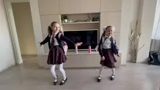 Маленькие школьницы)))