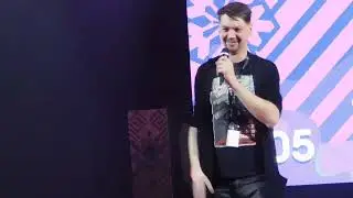 Когда на караоке включили не ту фонограмму, и ведущие пытаются спасти ситуацию, прожаривая ВСЕХ