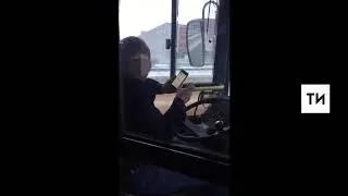 Водителя казанского автобуса назазали за курение и разговор по мобильнику за рулем
